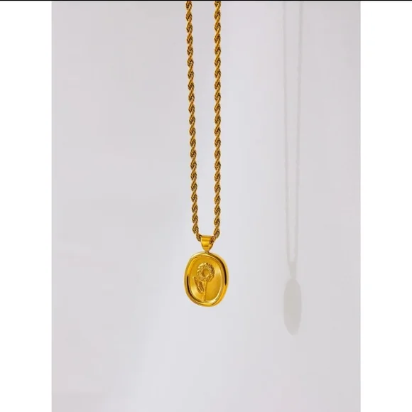 HOST PICK ❤️Stylish Oval Flower Necklace - Picture 5 of 5